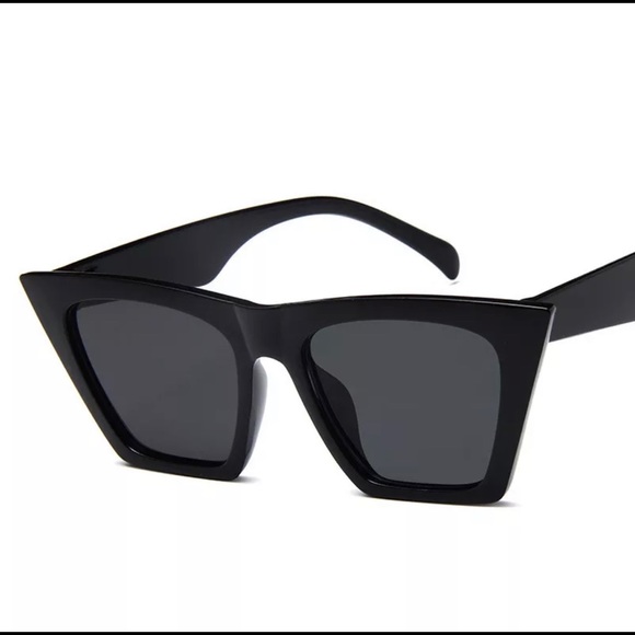 💕3 for $8💕 Black cat eye sunglasses - Picture 2 of 7